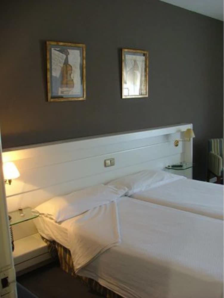 Hotel Las Cigueenas Trujillo Zewnętrze zdjęcie